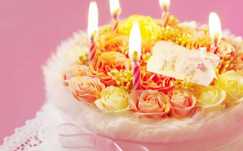 Красивый торт с зозами и свечами