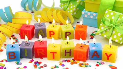 Горящие квадратные свечи с надписью С днем рождения