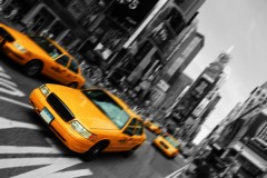 Желтые машины на улицах города
