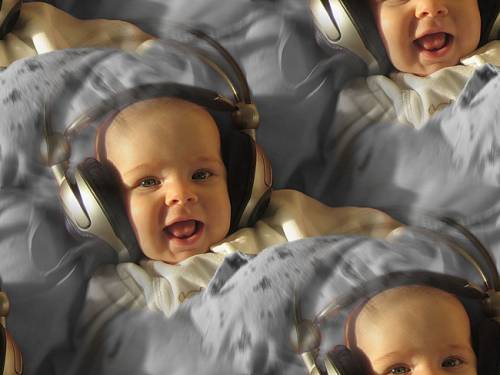 Малыш радуется музыке