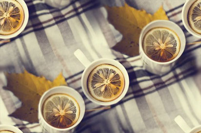 Чай с лимоном и желтые листья