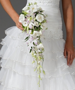 Невеста с букетом белых цветов