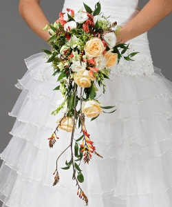 Невеста с букетом прекрасных цветов
