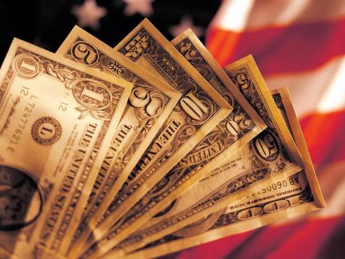 Доллары на фоне флага США