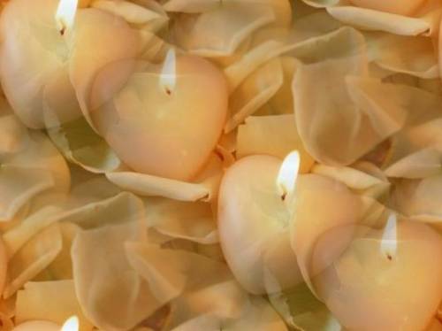 Свечки-сердечки на лепестках роз