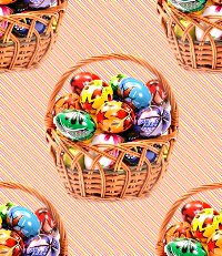 Разноцветные яйца в корзине