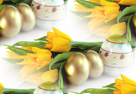 Пасхальные яйца золотые среди цветов