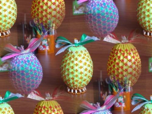 Яйца бисерные разноцветные