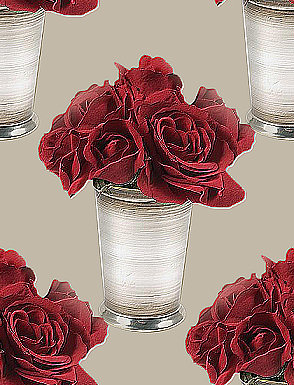 Красные розы в вазе на бежевом
