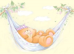 Медвежонок спит в гамаке