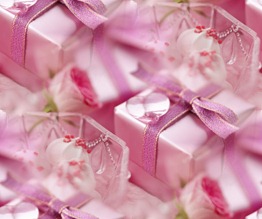 Подарки в розовых коробочках на розовом