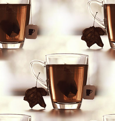Чашка чая с осенним листом