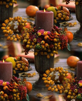 Свечи украшены осенними ягодами