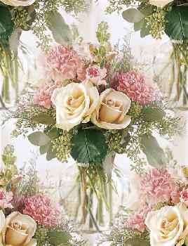 Красивый букет белых и розовых роз в прозрачном сосуде
