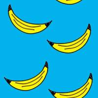 Бананы на голубом