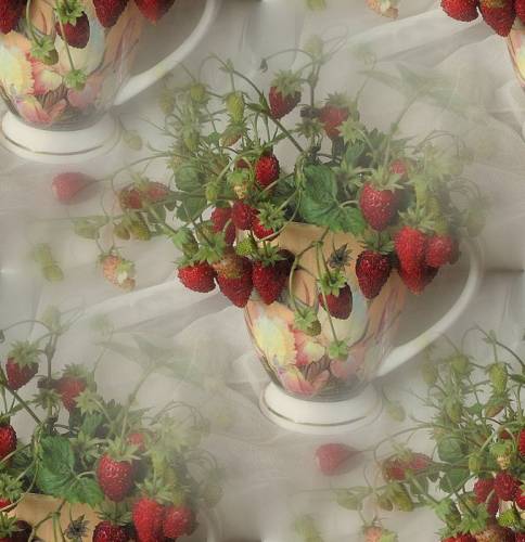 Букетики с ягодами земляники