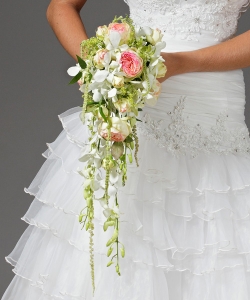 Невеста с букетом нежных цветов