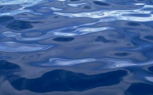 Синяя морская вода