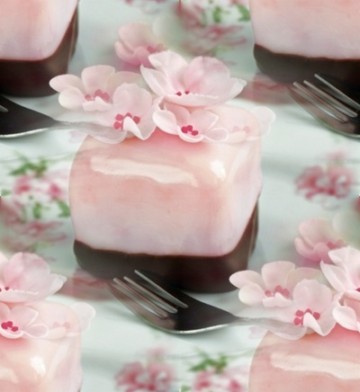 Розовое пироженое с цветами