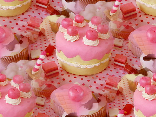 Розовое пироженое с украшениями