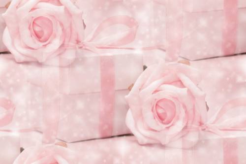 Розы и подарки на розовом