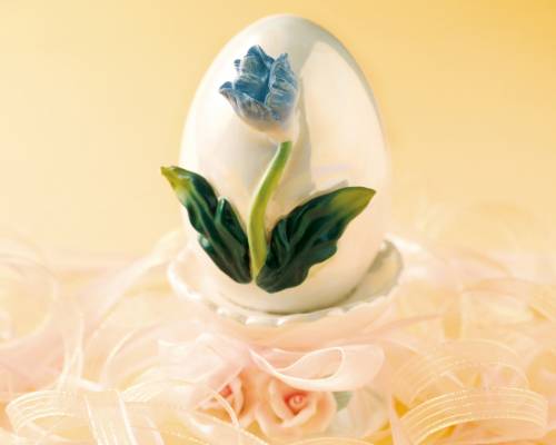 Пасха. Яйцо с изображением голубого цветка